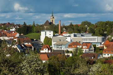 Ausblick auf die Nikolauskirche und Industrie-Gebäude in der Gemeinde Bitz 