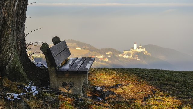 Romantische Bank mit Blick auf die Burg Forchtenstein