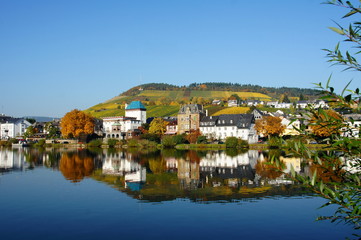 Fototapeta na wymiar Stadt Traben-Trarbach an der Mosel im Herbst, bekannt für ihren Wein und die Jugendstilbauten 