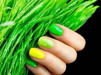 Naklejki  Wiosenny manicure. Modne zielone paznokcie. Piękny lakier do paznokci z zieloną trawą
