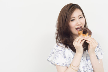 ドーナツと女性