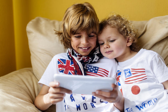 Junge,Zuhause,sitzen,Lifestyle,Gemeinsam,niedlich,Aufmerksamkeit