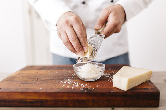 Koch,kochen,Parmesan,Ravioli,Gastronomie,K&auml;se,Hartk&auml;se