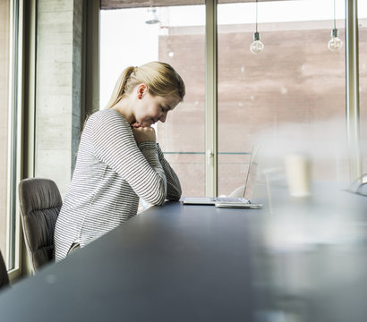 Gesch&auml;ftsfrau,Fenster,Schreibtisch,Laptop,arbeiten,l&auml;cheln,sitzen