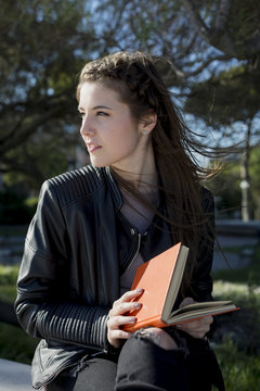 Buch,lesen,sitzen,Hobby,braune Haare,tagtr&auml;umen,Park