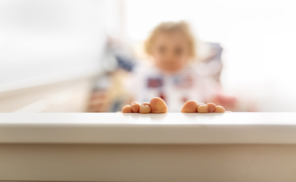 Junge,Zuhause,Zeh,barfu&szlig;,Bett,niedlich,Rand