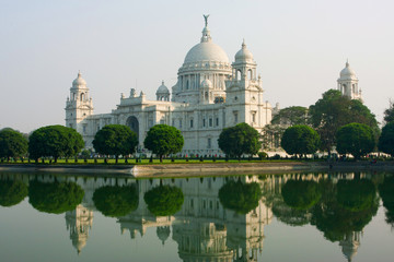 Obraz premium Reflection of the white building Victoria Memorial