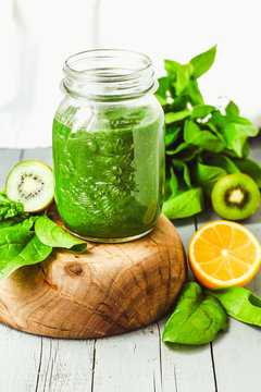 green smoothie with spinach, kiwi and citrus, summer detox, heal
