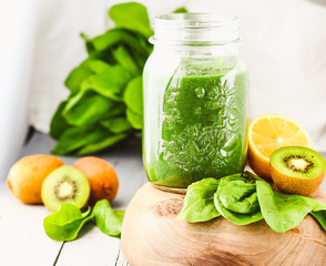 green smoothie with spinach, kiwi and citrus, summer detox, heal