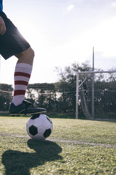 Fu&szlig;ball,spielen,warten,stehen,Sportler,Rasen,Fu&szlig;ballplatz