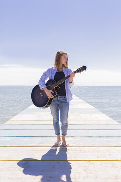 Meer,Gitarre,Urlaub,Frau,rothaarig,Musik,Reise