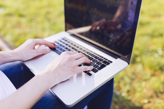 Parkbank,Laptop,Tastatur,lernen,sitzen,Internet,Mobilit&auml;t