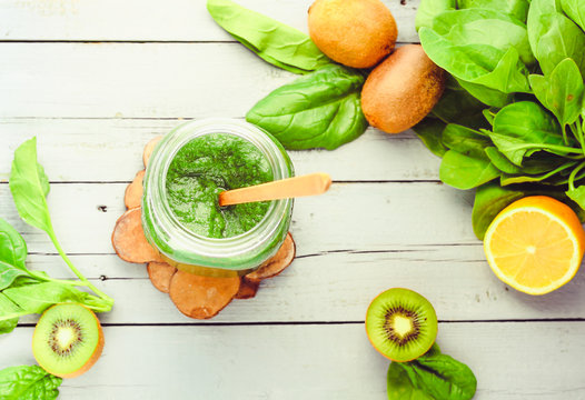 Summer green detox smoothie with spinach, kiwi and citrus