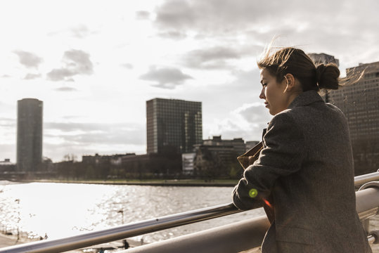 Lifestyle,Frankfurt,braune Haare,Textfreiraum,Urban,nachdenken,Stimmung