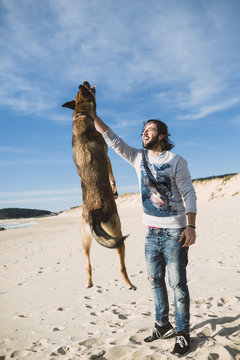Hund,l&auml;cheln,spielen,springen,Freude,Zufriedenheit,Freizeit