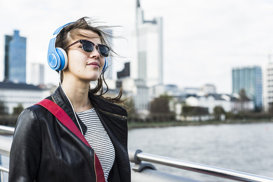 Lifestyle,Frankfurt,h&ouml;ren,Musik,Urban,Kopfh&ouml;rer,braune Haare