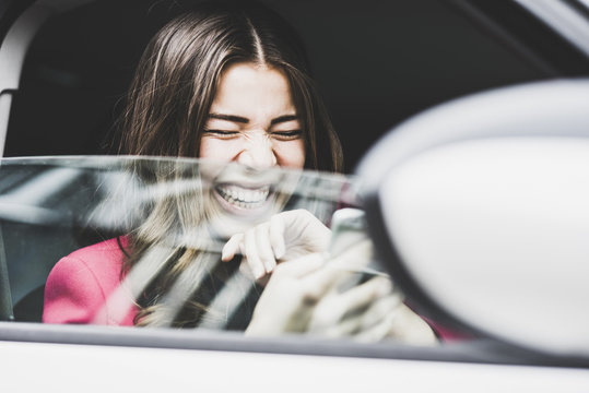 Lifestyle,Fenster,Autofenster,gl&uuml;cklich,SMS,sitzen,Spa&szlig;