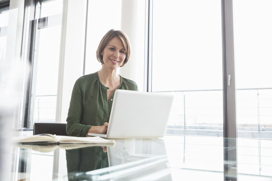 Schreibtisch,arbeiten,Fenster,Zuversicht,Portrait,Business,Gesch&auml;ftsfrau