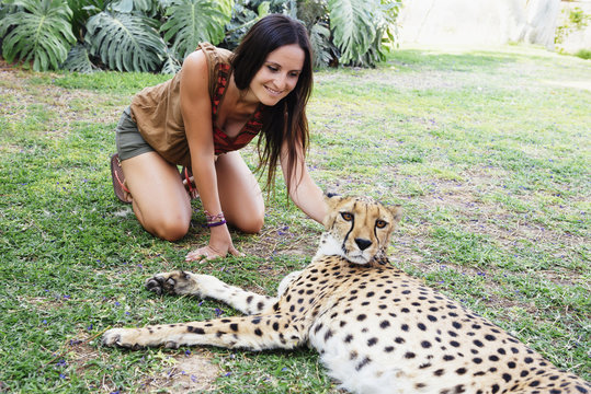 ansehen,Touristin,gl&uuml;cklich,Gepard,Acinonyx Jubatus,Kamanjab,Freizeit