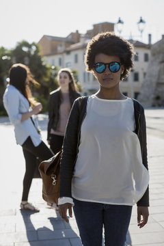 Freundinnen,Gemeinsamkeit,Freizeit,Sonnenbrille,gehen,cool,Individualit&auml;t
