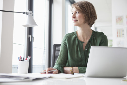 Schreibtisch,arbeiten,tagtr&auml;umen,wegsehen,Ablenkung,Zuversicht,Business