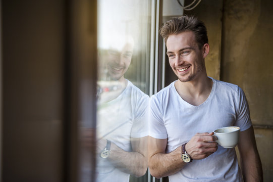 Dreitagebart,Portrait,Fenster,gl&uuml;cklich,Freizeit,Zuversicht,freundlich
