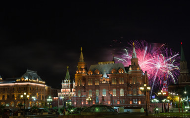 Fototapeta na wymiar Festive fireworks against the Historical museum, Moscow