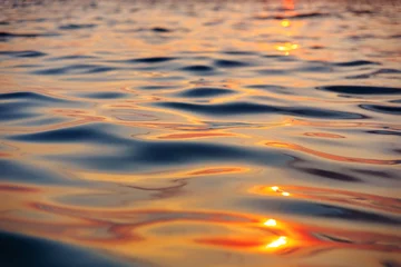 Schilderijen op glas Picture of the surface water in the sunset time © aleksey ipatov
