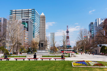 Naklejka premium ludzie odpoczywają w parku Odori w Sapporo