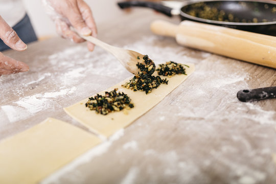 Koch,kochen,Nudelteig,Ravioli,Gastronomie,Teig,Kochl&ouml;ffel