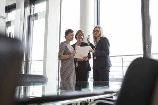 besprechen,Gemeinsam,sprechen,Fenster,Zusammenarbeit,stehen,ansehen