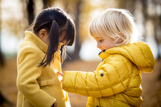 M&auml;dchen,Junge,blond,Gemeinsam,schwarzhaarig,niedlich,Herbststimmung