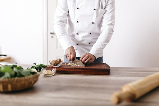 Koch,kochen,Walnuss,schneiden,Ravioli,Gastronomie,Nuss