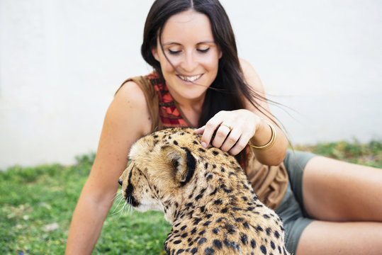 Touristin,gl&uuml;cklich,Gepard,Acinonyx Jubatus,Kamanjab,Freizeit,ansehen