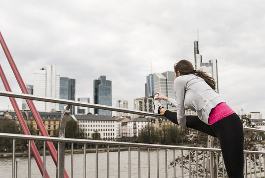 Lifestyle,Frankfurt,braune Haare,Urban,Skyline,Br&uuml;cke,Textfreiraum
