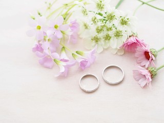 結婚指輪に添えたピンクの花