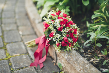 Naklejka premium Bouquet of beautiful flowers and greenery is on the green grass