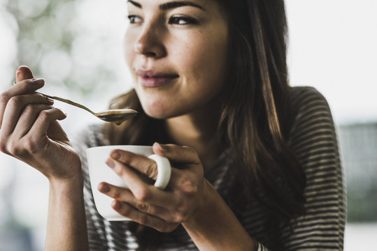 Lifestyle,braune Haare,genie&szlig;en,Cappuccino,Milchschaum,L&ouml;ffel,Kaffee