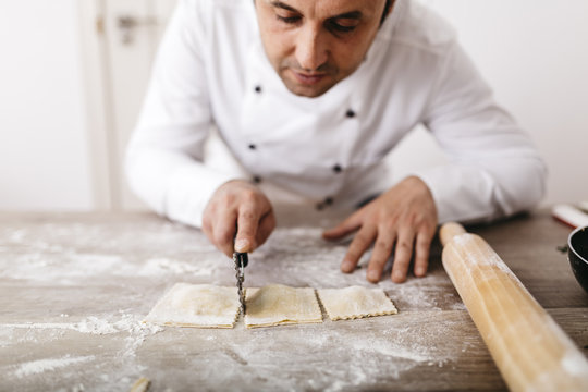 Koch,kochen,schneiden,Ravioli,Gastronomie,Konzentration,Mehl