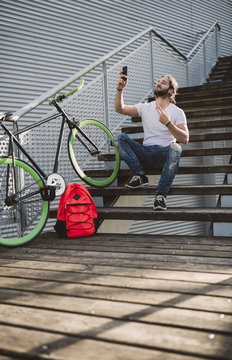 Gestik,Stufen,Rucksack,Lifestyle,sitzen,Freizeit,Selbstportrait