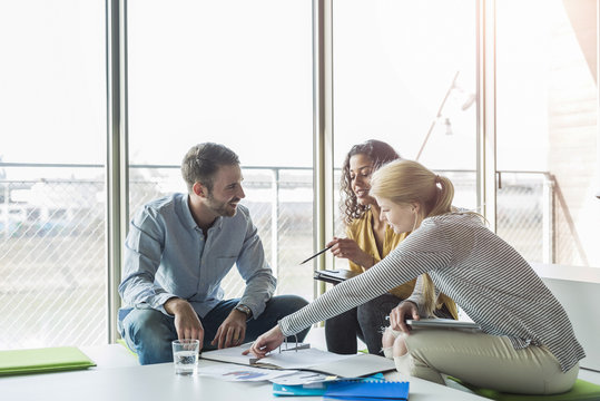 arbeiten,Gemeinsam,besprechen,Fenster,sprechen,Aktenordner,Zusammenarbeit