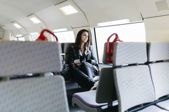 Fenster,Zug,denken,l&auml;cheln,reisen,sitzen,entspannt