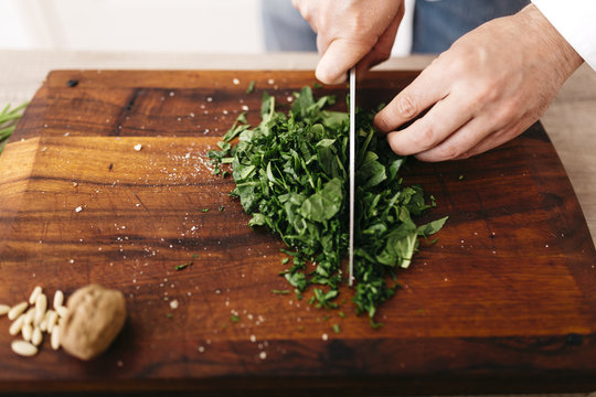 Koch,kochen,Spinat,Walnuss,schneiden,Ravioli,Gastronomie