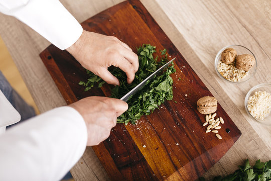 Koch,kochen,Spinat,Walnuss,schneiden,Ravioli,Gastronomie