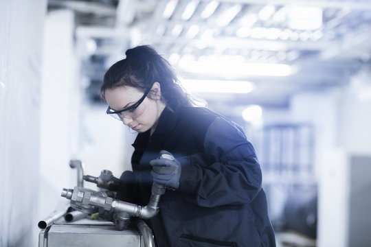 Frau,Handwerkerin,Technik,pr&uuml;fen,arbeiten,Ingenieurin,Kompetenz