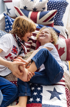 Junge,Zuhause,Spa&szlig;,lustig,verspielt,Freizeit,T-Shirt