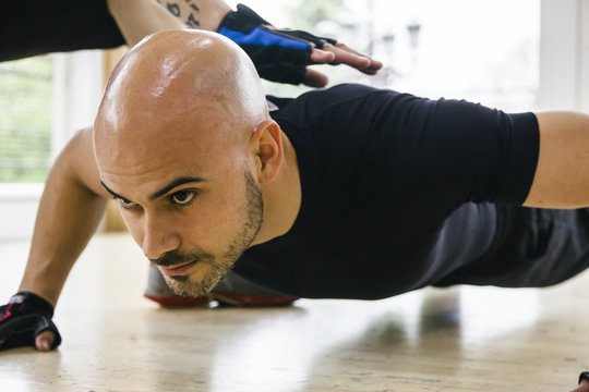 Mann,Training,trainieren,Fitnessstudio,Krafttraining,&Uuml;bung,Anstrengung