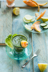 bevanda detox alla verdura, con frutti diversi 