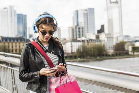 Lifestyle,Frankfurt,h&ouml;ren,Musik,Urban,Kopfh&ouml;rer,braune Haare