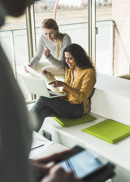 besprechen,Gemeinsam,arbeiten,Fenster,sprechen,Zusammenarbeit,deuten